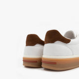 Ádám – Klasszikus cipő mozgásban